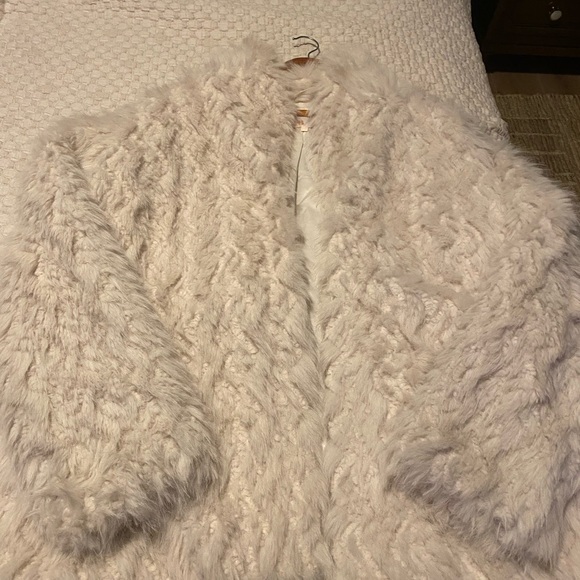 NWOT Faux fur coat XL. Perfect condition. Never worn.  Off white ivory. - Picture 3 of 4
